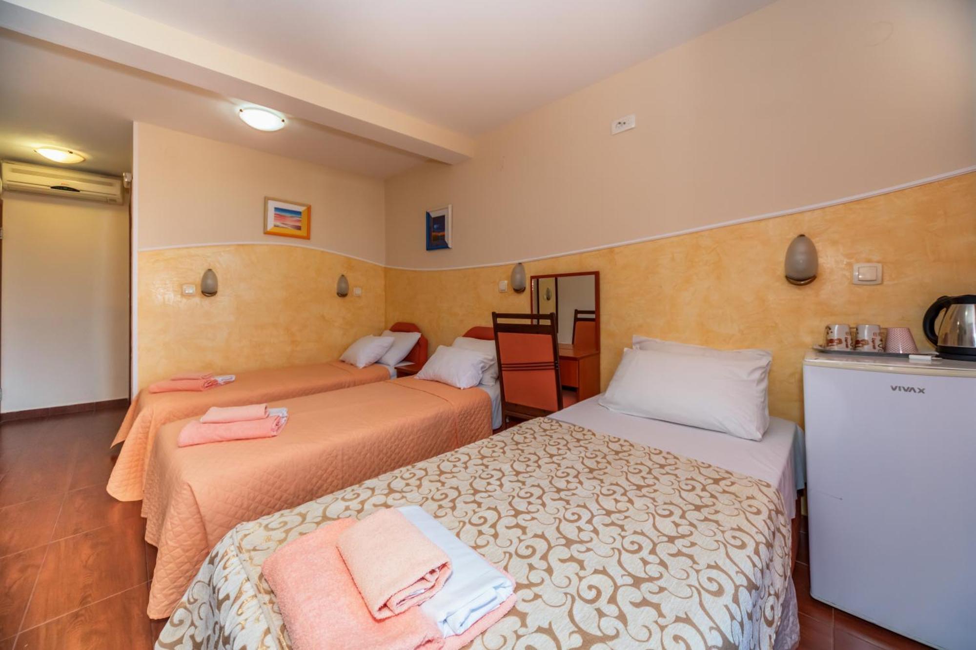 Apartments Pod Lozom With Seaview Petrovac Room photo