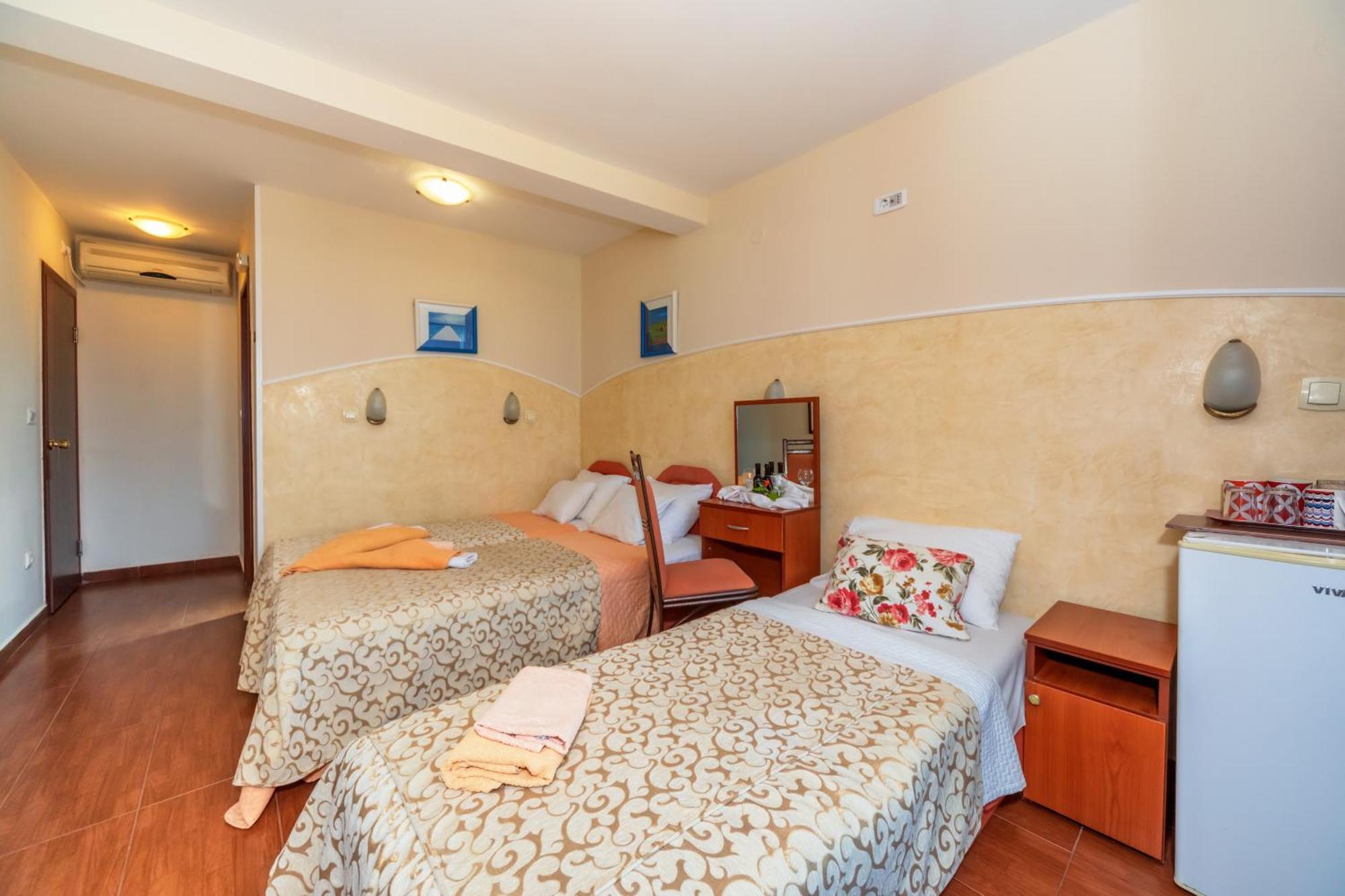Apartments Pod Lozom With Seaview Petrovac Room photo