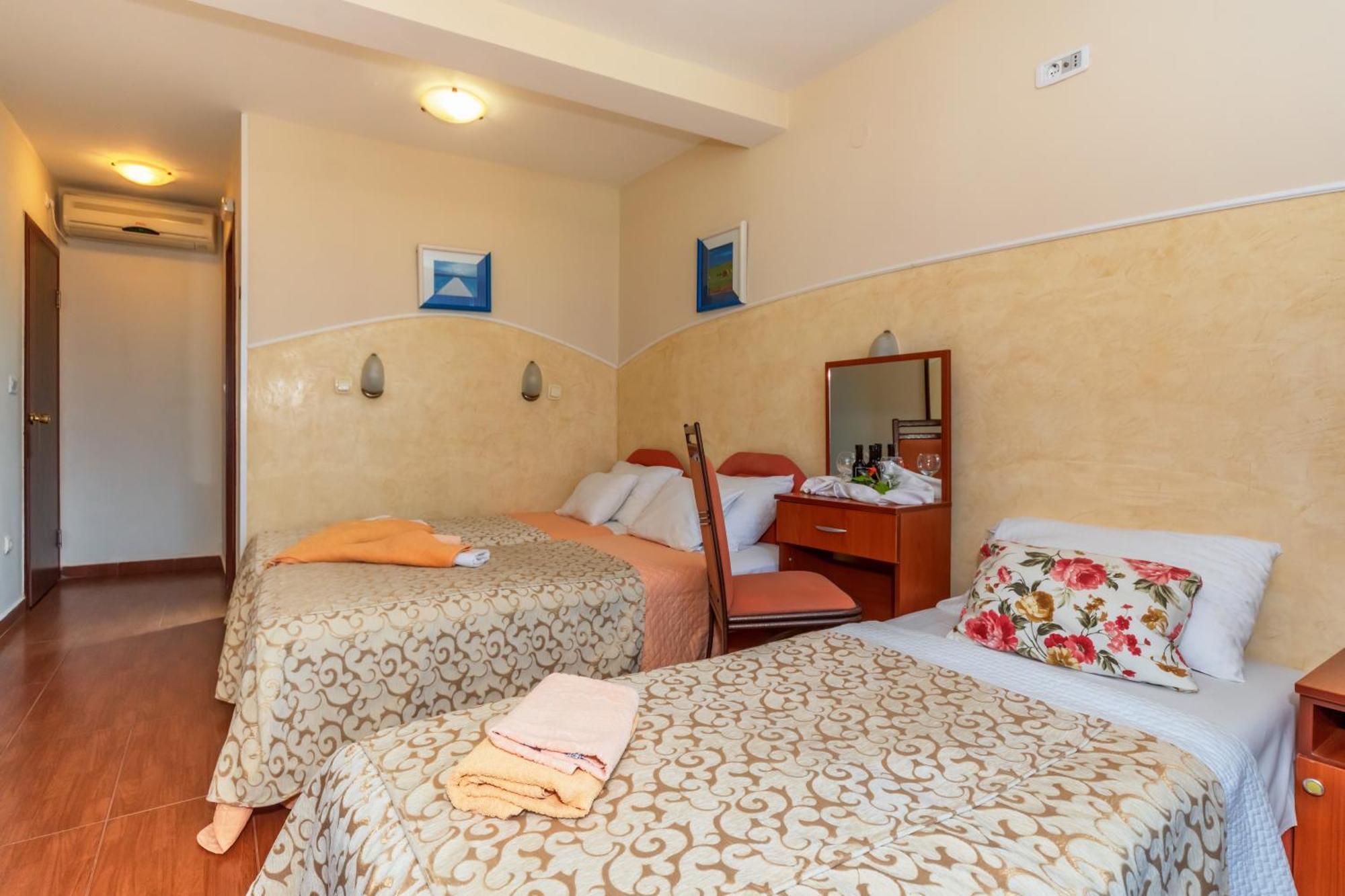 Apartments Pod Lozom With Seaview Petrovac Room photo